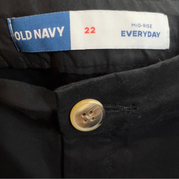 Old Navy Size 22 MidRise Everyday Black Shorts w/Front Pockets & Belt Loops - Picture 5 of 8